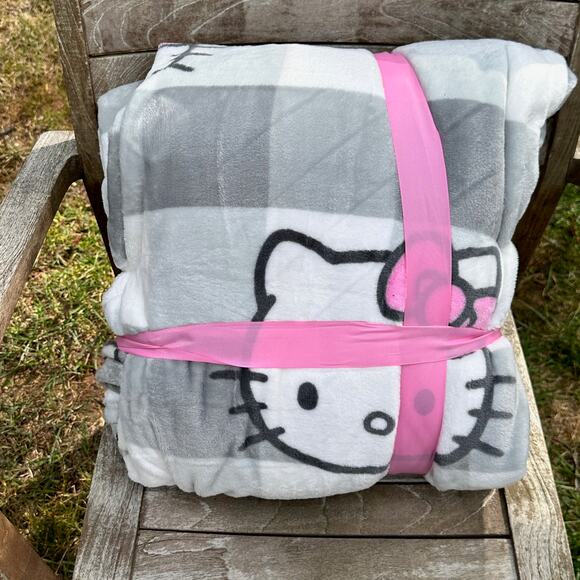 Hello Kitty Plush Blanket Queen Full 90x90 Grey Checkered Pink Bow New Sanrio - Picture 10 of 12